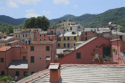 Vista generica sulle montagne o vista sulle montagne dall'interno dell'hotel