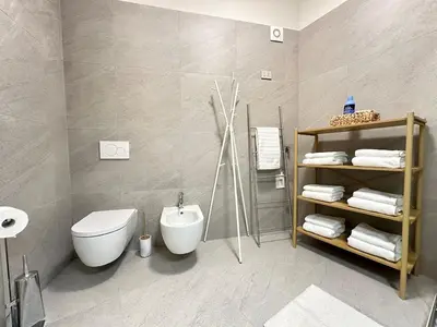 Bagno di Trilocale, 2 camere da letto, parcheggio gratuito