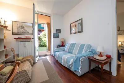 Area soggiorno di 274b- Casa delle Due Baie, 10 minuti a piedi dalla Baia del Silenzio e dal Centro Storico