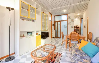 Cucina o angolo cottura di 2 Bedroom Awesome Apartment In Chiavari