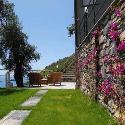 Villa nel verde con vista mare