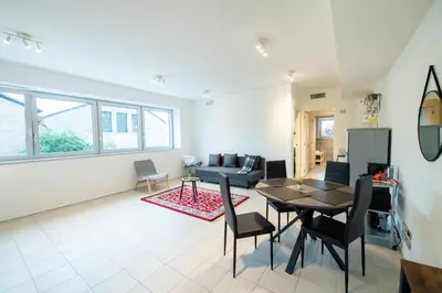 Area soggiorno di Loft Smart Parma l Wi-Fi Fibra, Indipendente, Perfetto per Business e Coppie