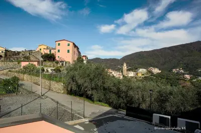 Vista generica sulle montagne o vista sulle montagne dall'interno dell'appartamento