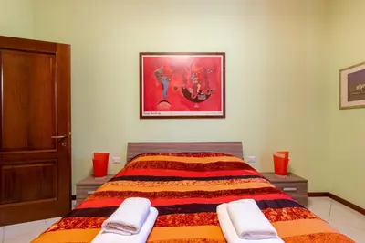 Letto o letti in una camera di GuestHost - Parma Station Colorful Apartment with Balcony x5