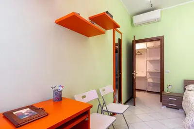Area soggiorno di GuestHost - Parma Station Colorful Apartment with Balcony x5