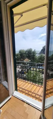 Vista generica sulle montagne o vista sulle montagne dall'interno dell'affittacamere