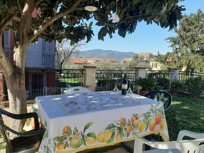 Vista generica sulle montagne o vista sulle montagne dall'interno della casa vacanze