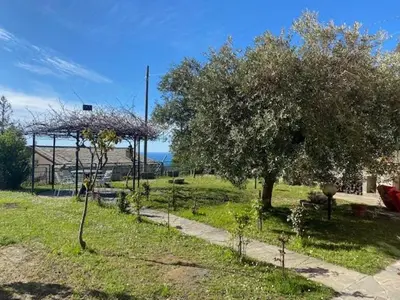 Giardino di Una casa nel verde sulle colline di Lavagna