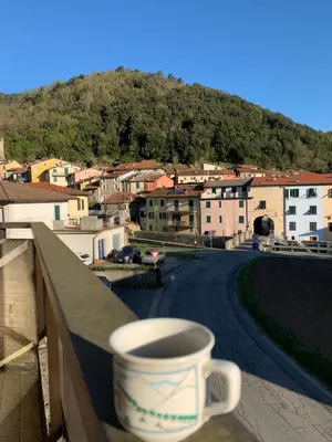 Vista generica sulle montagne o vista sulle montagne dall'interno dell'appartamento