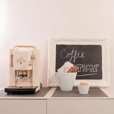 Set per la preparazione di tè e caffè presso Molinari House Perla - Suite moderna in centro Modena - Free ZTL