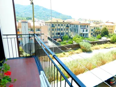 Vista generica sulle montagne o vista sulle montagne dall'interno dell'appartamento