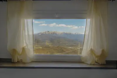 Vista generica sulle montagne o vista sulle montagne dall'interno della locanda