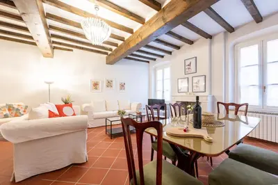 Area soggiorno di GuestHost - Large Apartment in the Historic Center of Parma