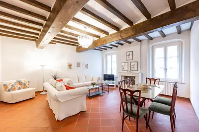Area soggiorno di GuestHost - Large Apartment in the Historic Center of Parma