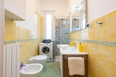 Bagno di GuestHost - Blu&Yellow Apartment in Parma Station
