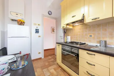 Cucina o angolo cottura di GuestHost - Blu&Yellow Apartment in Parma Station