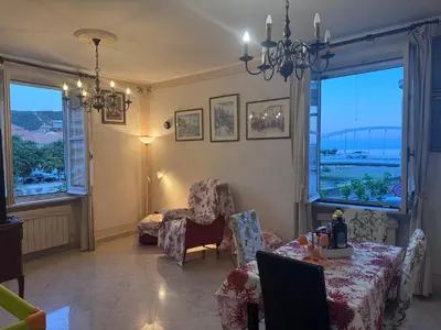 Area soggiorno di Popii al mare Appartamento in villa storica fronte mare con wifi e aria condizionata, arredamenti di pregio e giardino parcheggio a pagamento su richiesta