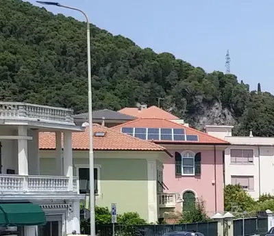 Vista generica sulle montagne o vista sulle montagne dall'interno della villa