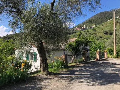 Vista generica sulle montagne o vista sulle montagne dall'interno dell'appartamento