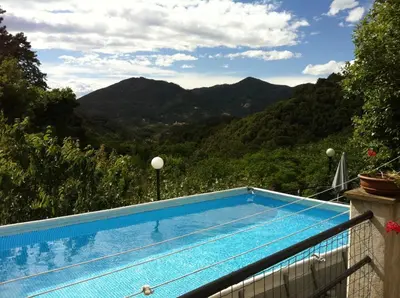 Vista generica sulle montagne o vista sulle montagne dall'interno dell'appartamento
