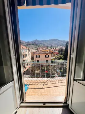 Vista generica sulle montagne o vista sulle montagne dall'interno dell'appartamento