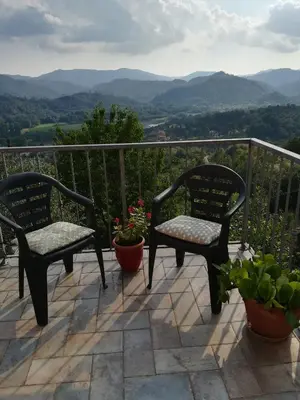 Vista generica sulle montagne o vista sulle montagne dall'interno dell'appartamento