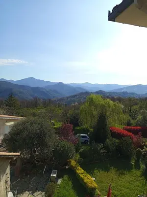 Vista generica sulle montagne o vista sulle montagne dall'interno dell'appartamento