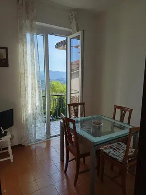 Vista generica sulle montagne o vista sulle montagne dall'interno dell'appartamento