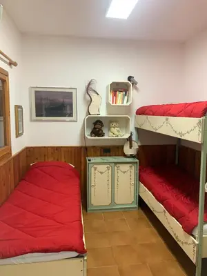Letto o letti in una camera di villetta bifamiliare Cherie con parco e piscina