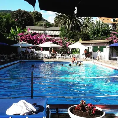 Piscina di villetta bifamiliare Cherie con parco e piscina o nelle vicinanze