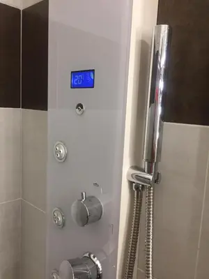Bagno di villetta bifamiliare Cherie con parco e piscina
