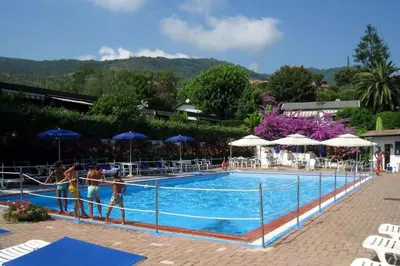 Piscina di villetta bifamiliare Cherie con parco e piscina o nelle vicinanze