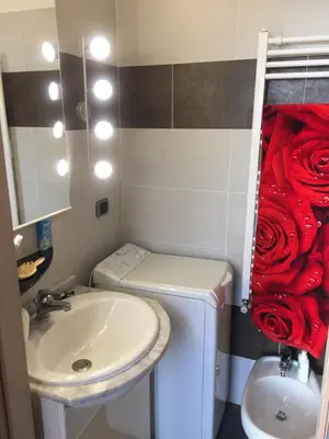 Bagno di villetta bifamiliare Cherie con parco e piscina