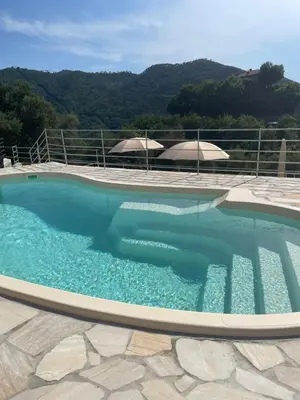 Vista generica sulle montagne o vista sulle montagne dall'interno dell'affittacamere