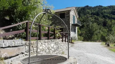 Vista generica sulle montagne o vista sulle montagne dall'interno dell'agriturismo