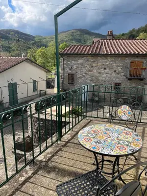 Vista generica sulle montagne o vista sulle montagne dall'interno della casa vacanze