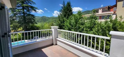 Vista generica sulle montagne o vista sulle montagne dall'interno della villa