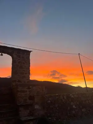 Alba o tramonto visti dall'interno della villa o dai dintorni