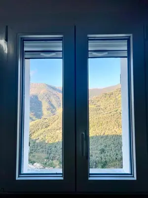 Vista generica sulle montagne o vista sulle montagne dall'interno della villa