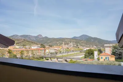 Vista generica sulle montagne o vista sulle montagne dall'interno dell'appartamento