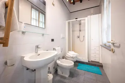 Bagno di GuestHost - Central Shiny Apartment x3!