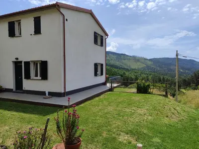 Vista generica sulle montagne o vista sulle montagne dall'interno della casa vacanze