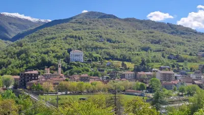 Vista generica sulle montagne o vista sulle montagne dall'interno dell'appartamento