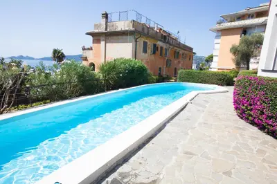 Piscina di WELCOME RIVIERA Nautilus 11- vista mare-posto macchina individuale-ONLY ONE CAR-piscina condominiale estiva-attrezzatissimo o nelle vicinanze
