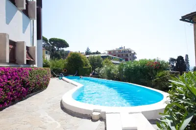 Piscina di WELCOME RIVIERA Nautilus 11- vista mare-posto macchina individuale-ONLY ONE CAR-piscina condominiale estiva-attrezzatissimo o nelle vicinanze