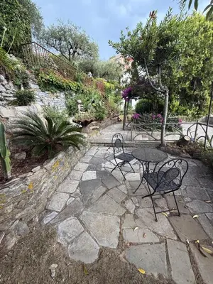 Giardino di WELCOME RIVIERA Nautilus 11- vista mare-posto macchina individuale-ONLY ONE CAR-piscina condominiale estiva-attrezzatissimo