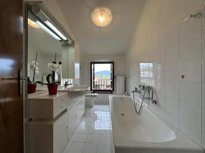 Bagno di Villa Delia 10pax by VILLASRETREATS with pool