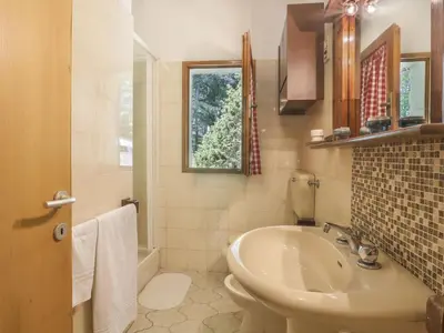 Bagno di Holiday Home Al Faggio - GLL120 by Interhome