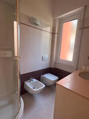 Bagno di WELCOME RIVIERA-Primavera 1A- Vista mare- spazioso e comodo appartamento-2 bagni-wifi-aria condizionata in ogni stanza-garage a pagamento 15 euro al giorno