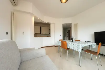 TV o dispositivi per l'intrattenimento presso WELCOME RIVIERA-Primavera 1A- Vista mare- spazioso e comodo appartamento-2 bagni-wifi-aria condizionata in ogni stanza-garage a pagamento 15 euro al giorno